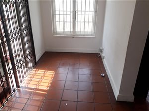80 m² Commercial space in Essenwood