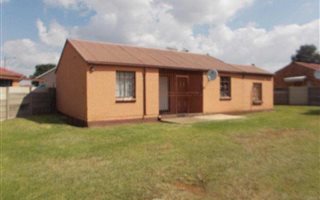 2 Bedroom House in Alra Park