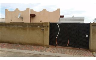 2 Bedroom House in Meadowlands
