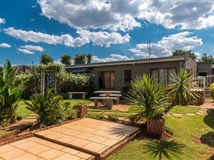 11 Bed House in Tedderfield
