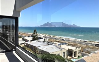 5 Bedroom House in Bloubergstrand