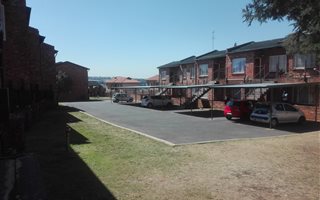 2 Bedroom Townhouse in Grobler Park