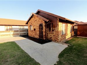 2 Bed House in Etwatwa