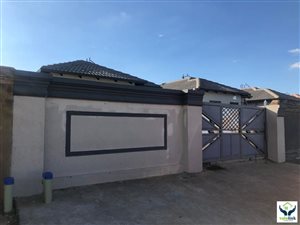 2 Bed House in Clayville