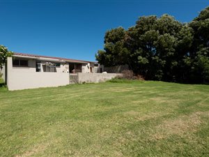 8.6 ha Land available in Pringle Bay