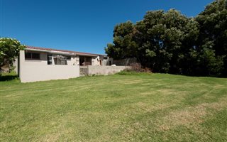 8.6 ha Land available in Pringle Bay
