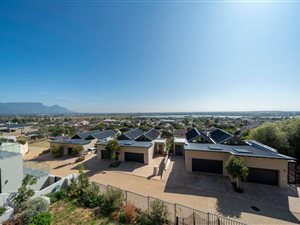 3 Bed House in Lakeside
