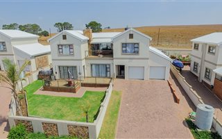 3 Bedroom Townhouse in Bankenveld