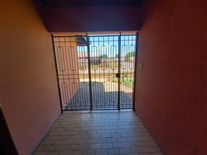 4 Bed House in Alra Park
