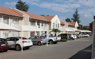 2 Bedroom Apartment in Die Hoewes