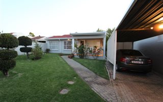 2 Bedroom Simplex in Marais Steyn Park