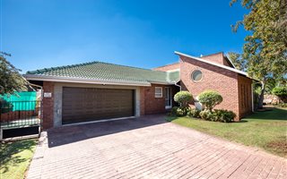 4 Bedroom House in Elarduspark