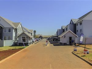 2 Bed Townhouse in Die Hoewes