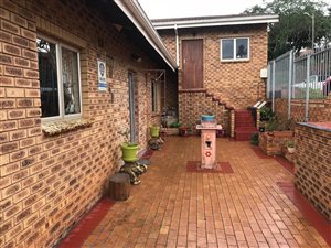2 Bed House in Lotus Park