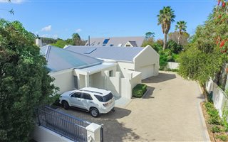 4 Bedroom House in Constantia Hill Estate