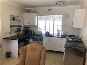 2 Bed Garden Cottage in Hyde Park