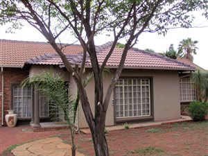 4 Bedroom House in Heuweloord