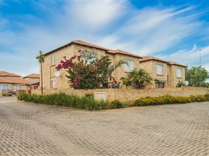 2 Bed Townhouse in Heuwelsig Estate