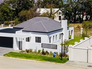3 Bed House in Somerset West Central