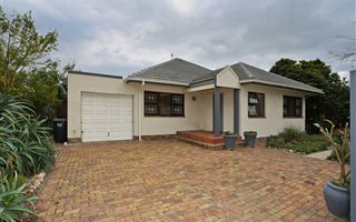 4 Bedroom House in Rondebosch East