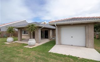 4 Bedroom House in Cannon Rocks