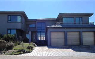 4 Bedroom House in Village On Sea
