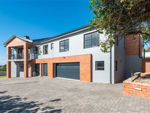 4 Bed House in Stilbaai