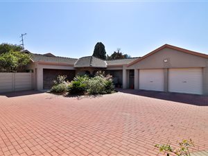 4 Bed House in Robertsham