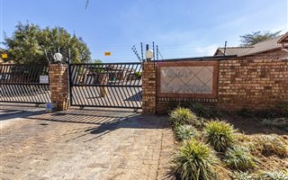 2 Bedroom Simplex in Kyalami Hills