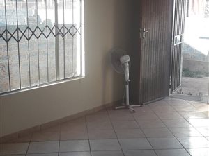 2 Bed House in Clayville