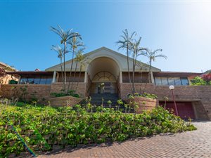 6 Bed House in Lotusville
