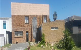 4 Bedroom House in Zeekoevlei