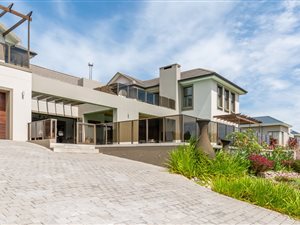 6 Bed House in Kraaibosch