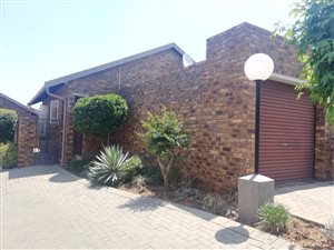 2 Bed Townhouse in Rooihuiskraal North