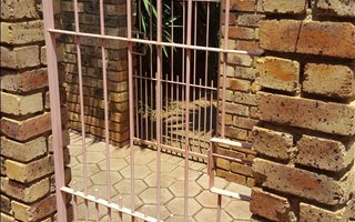 2 Bedroom Townhouse in Die Hoewes