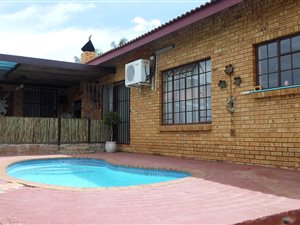 4 Bed House in Azaleapark