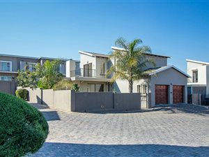 3 Bedroom Townhouse in Eagle Canyon Golf Estate