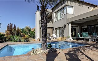 5 Bedroom House in Woodland Hills
