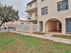2 Bed Apartment in Gordons Bay Central