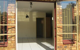 2 Bedroom House in Zwartkop