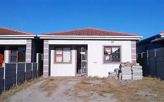 2 Bedroom House in New Woodlands