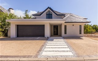 4 Bedroom House in Pearl Valley On Val De Vie