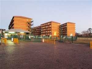3 Bed Apartment in Die Hoewes