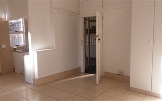 Bachelor apartment in Glenwood