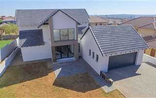 4 Bedroom House in Mooikloof Equestrian Estate
