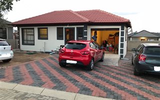 2 Bedroom House in Jukskei View