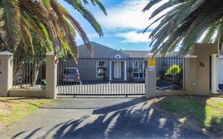 4 Bedroom House in Bloubergrant
