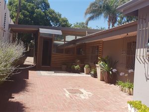 270 m² Commercial space in Linden