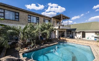 3 Bedroom House in Robertsham