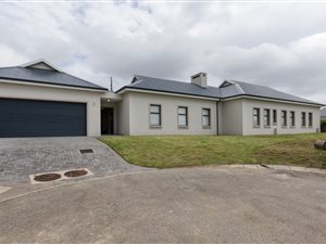 5 Bedroom House in Kraaibosch